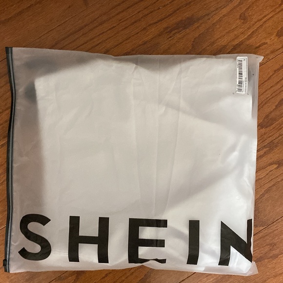 SHEIN white Ruffle sleeves, v-neck Cropped top. Size Large with bag - Picture 9 of 9